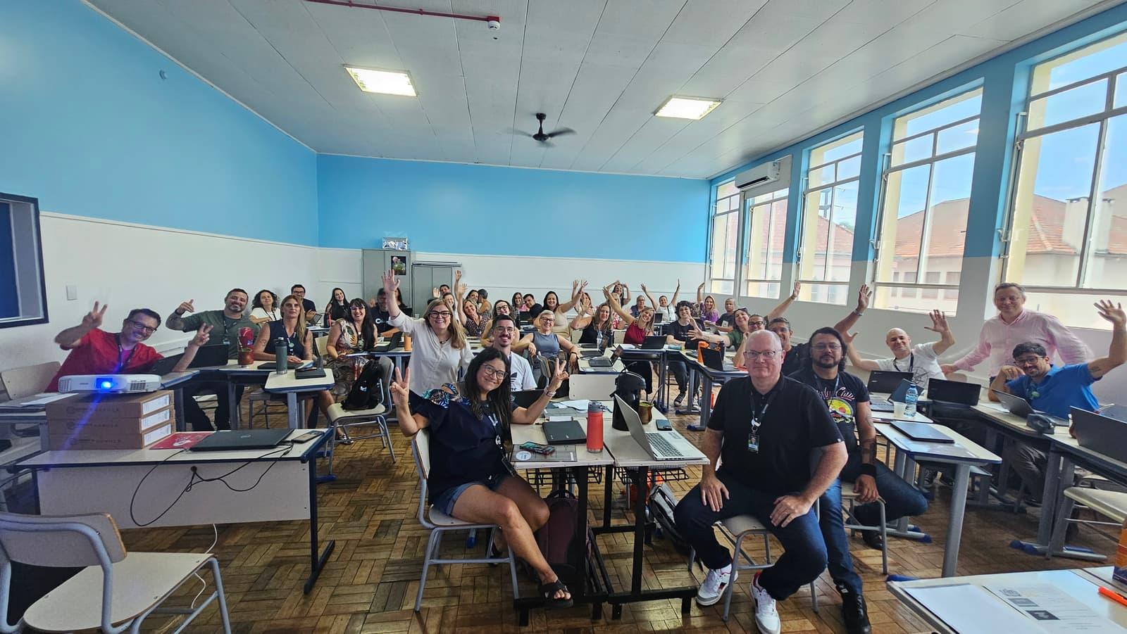 Professores do Colégio Concórdia celebrando ao final do workshop de IA