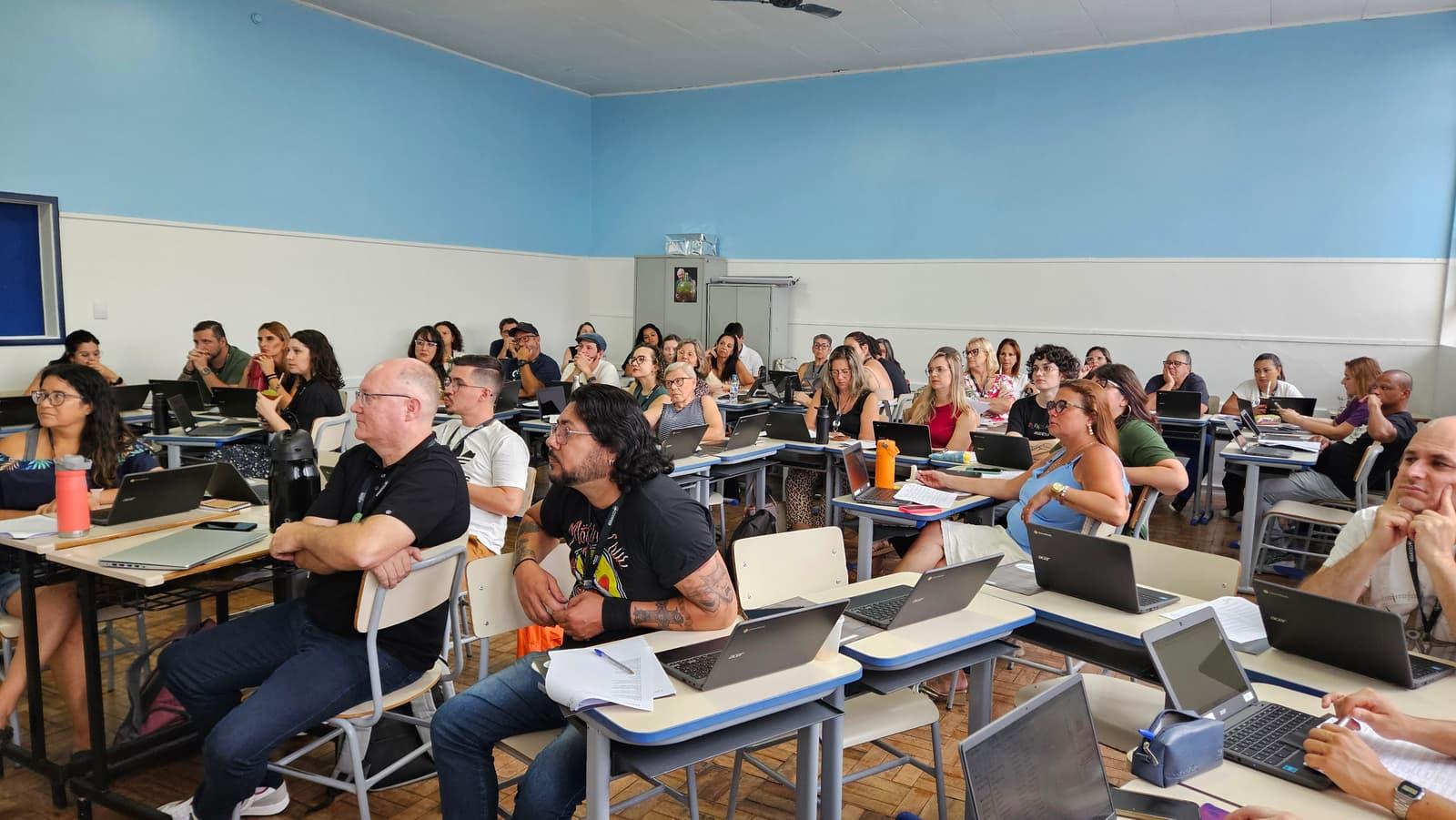 Professores do Colégio Concórdia trabalhando com IA durante o workshop